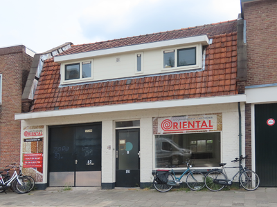 915038 Gezicht op de voorgevel van het leegstaande pand Groeneweg 82-84 (voorheen Festonneerbedrijf - Tapijthandel ...